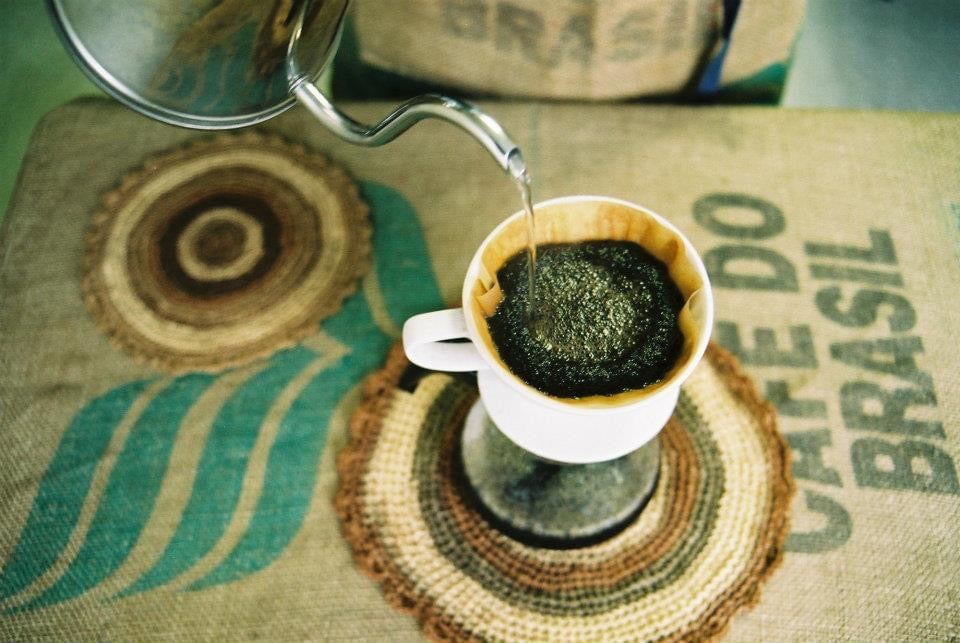 コーヒーに湯を注いでドリップしている様子