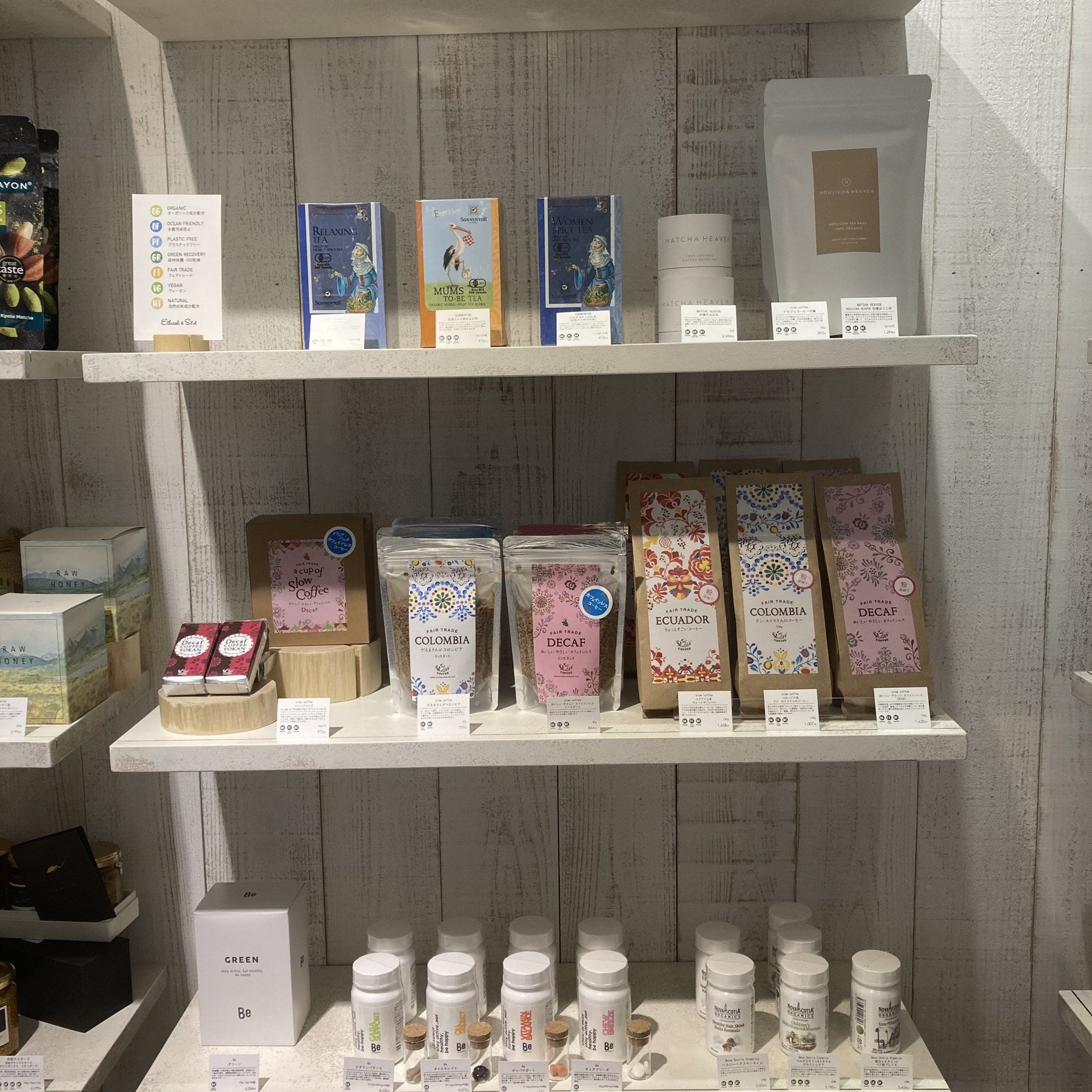小売店の棚に並ぶSLOWCOFFEEの商品