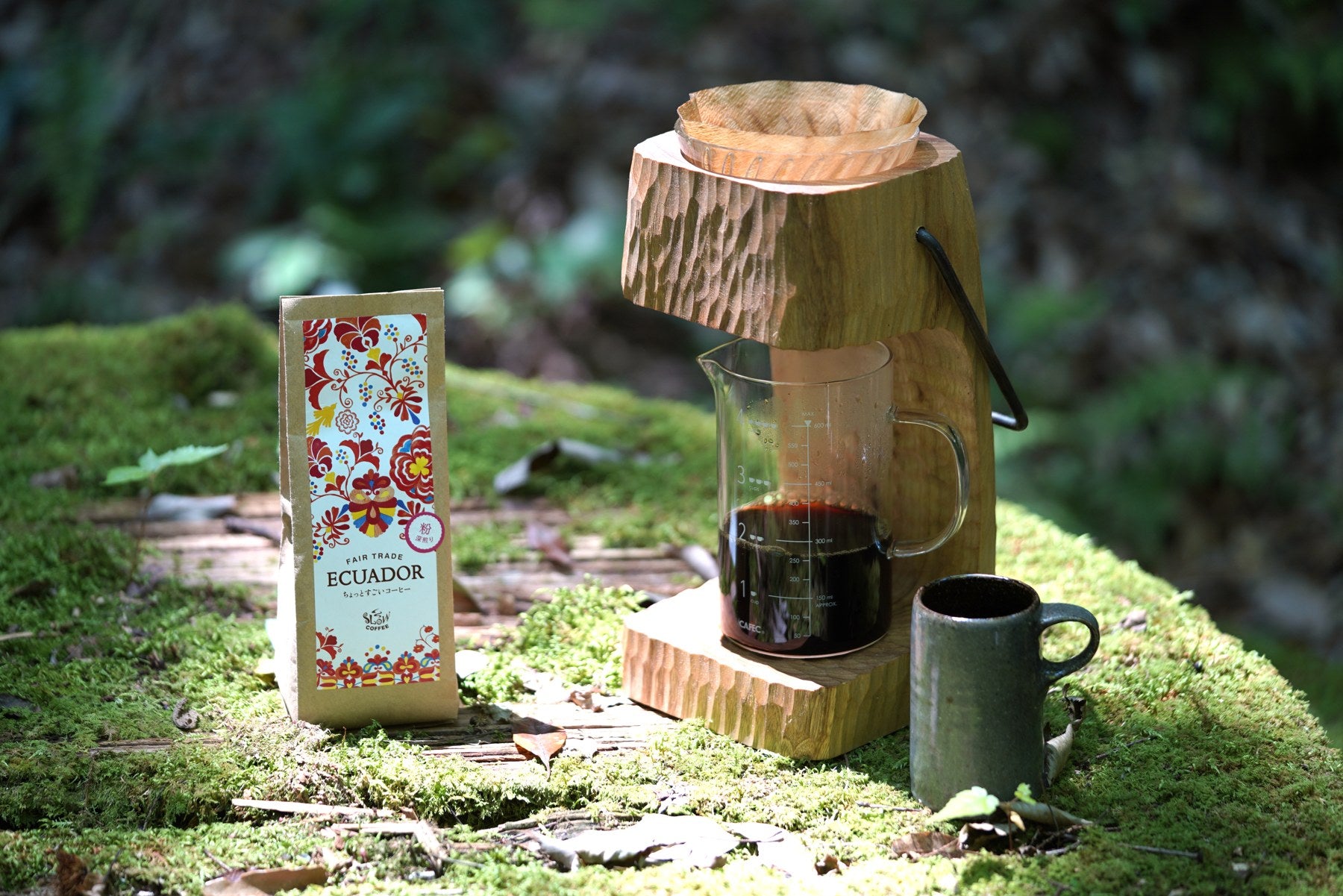 緑の中に置かれたエクアドルのコーヒーと抽出器具